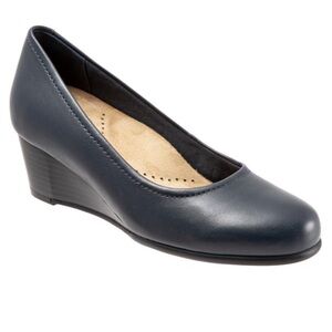 NWOT- Trotters Winnie Wedge - black